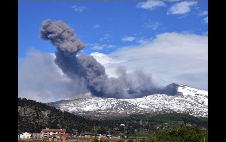 El volcán, ubicado en la región del Biobío, comenzó a presentar actividad el sábado. XINHUA  /