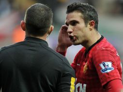 Robin Van Persie (der) reclama al árbitro del partido ante el Swansea de la semana anterior. AFP  /