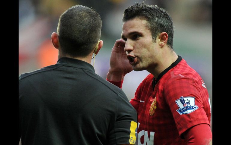 Robin Van Persie (der) reclama al árbitro del partido ante el Swansea de la semana anterior. AFP  /