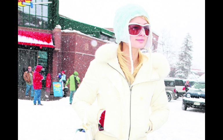 Frío. Paris Hilton prefirió Aspen como el destino ideal para pasar los festejos de Navidad. ESPECIAL  /