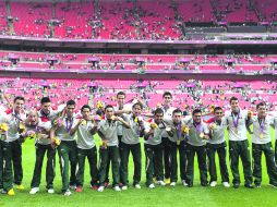 Los seleccionados olímpicos muestran sus medallas tras vencer a Brasil en la gran final olímpica de Londres 2012. GETTY IMAGES SPORT  /