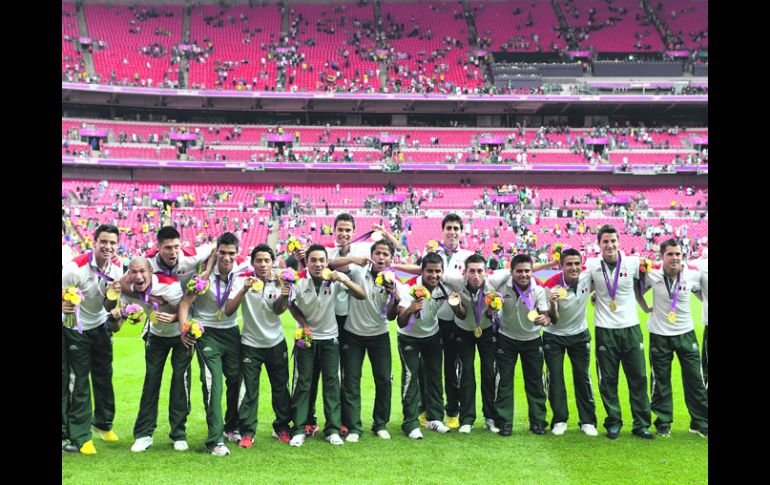 Los seleccionados olímpicos muestran sus medallas tras vencer a Brasil en la gran final olímpica de Londres 2012. GETTY IMAGES SPORT  /