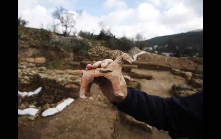 Figurilla hallada en la zona del antiguo templo. REUTERS  /