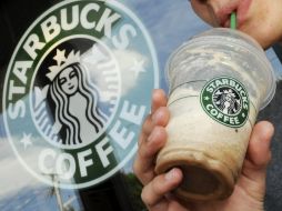 Starbucks solicitó a sus empleados escribir en los vasos de los clientes ''Come together'' (Superen sus diferencias). ARCHIVO  /