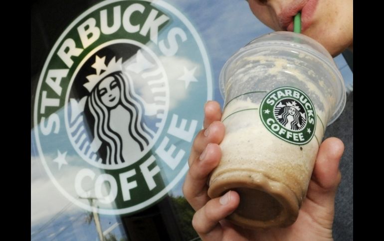 Starbucks solicitó a sus empleados escribir en los vasos de los clientes ''Come together'' (Superen sus diferencias). ARCHIVO  /