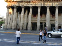 Pretende unir la plancha asfáltica de la Plaza de la Liberación con el atrio del Teatro Degollado. ARCHIVO  /