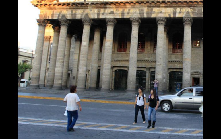 Pretende unir la plancha asfáltica de la Plaza de la Liberación con el atrio del Teatro Degollado. ARCHIVO  /