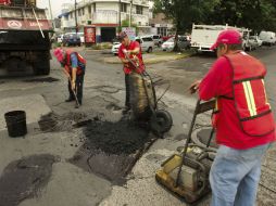 Hasta ahora el Ayuntamiento tapatío ha tapado 125 baches de los 300 mil censados. ARCHIVO  /