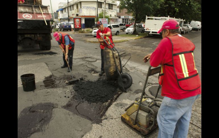 Hasta ahora el Ayuntamiento tapatío ha tapado 125 baches de los 300 mil censados. ARCHIVO  /