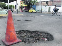 ¿Para el recuerdo?. Los baches en la calles de la ciudad serán cosa del pasado, o al menos eso pretenden las autoridades tapatías.  /