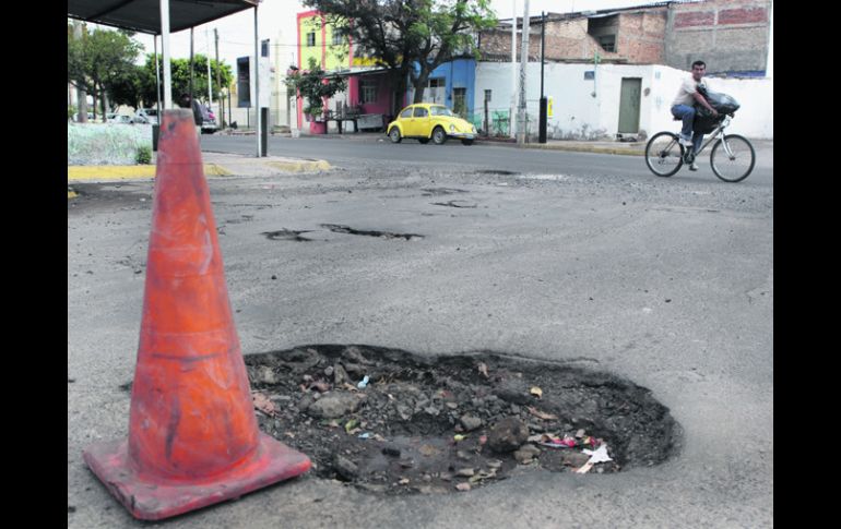 ¿Para el recuerdo?. Los baches en la calles de la ciudad serán cosa del pasado, o al menos eso pretenden las autoridades tapatías.  /