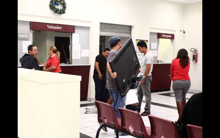 MONTE DE PIEDAD. Con el dinero que reciben este mes, las personas acuden a retirar los objetos previamente empeñados.  /