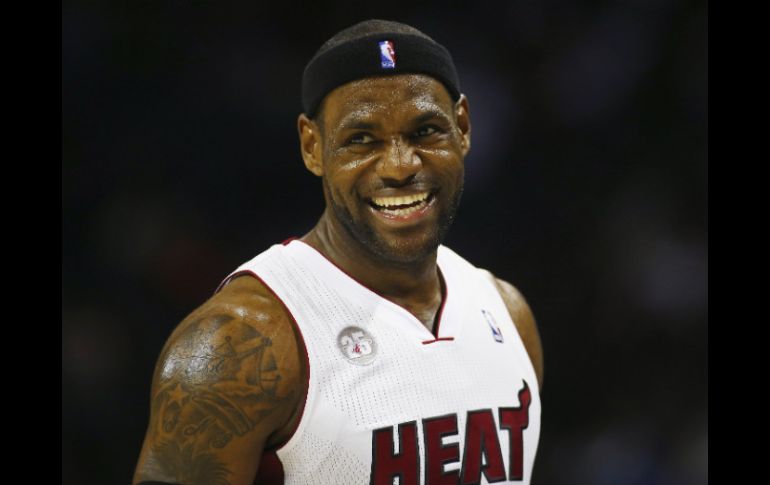 El alero estelar LeBron James consiguió un doble-doble de 27 puntos. AP  /