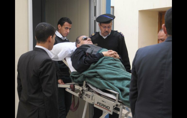 El expresidente Hosni Mubarak fue trasladado en camilla del hospital. Imagen de archivo de NOTIMEX  /