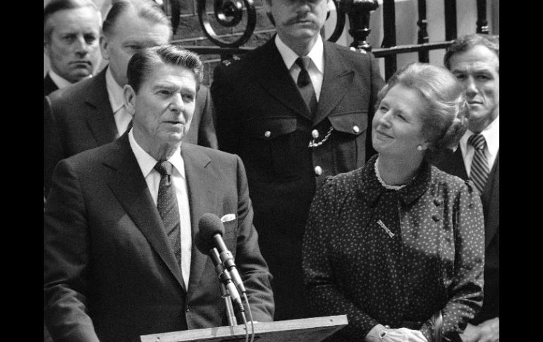 En la imagen, de 1982, Thatcher sonríe al lado de Reagan. AP  /