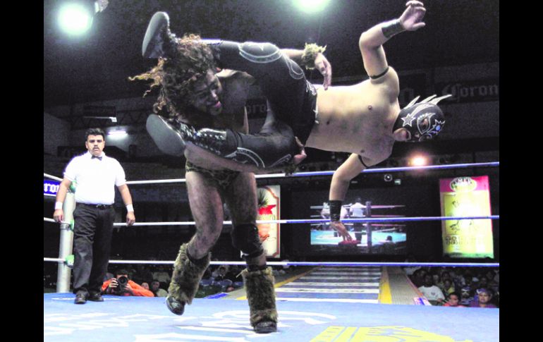 El objetivo del os que aspiran a convertirse en luchadores profesionales en Guadalajara,es realizar sus  acrobacias en la Arena Coliseo  /