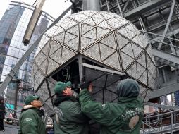 Unos dos mil 688 triángulos de cristal Waterford conforman la esfera de Times Square. AFP  /