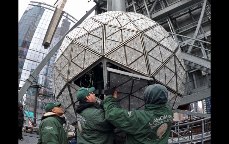 Unos dos mil 688 triángulos de cristal Waterford conforman la esfera de Times Square. AFP  /