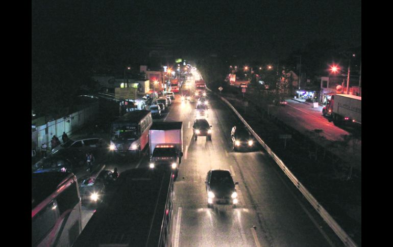 Uno de los puntos que presento carga vehicular fue la salida a Puerto Vallarta al mediodía.  /