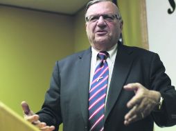 Arpaio, tiene dispuesto un plan que considera capacitar a los elementos encargados de salvaguardar a los educandos en Maricopa. REUTERS  /