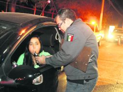 Operativo. Conductores son sometidos a la prueba de la alcoholemia en las calles de Guadalajara.  /