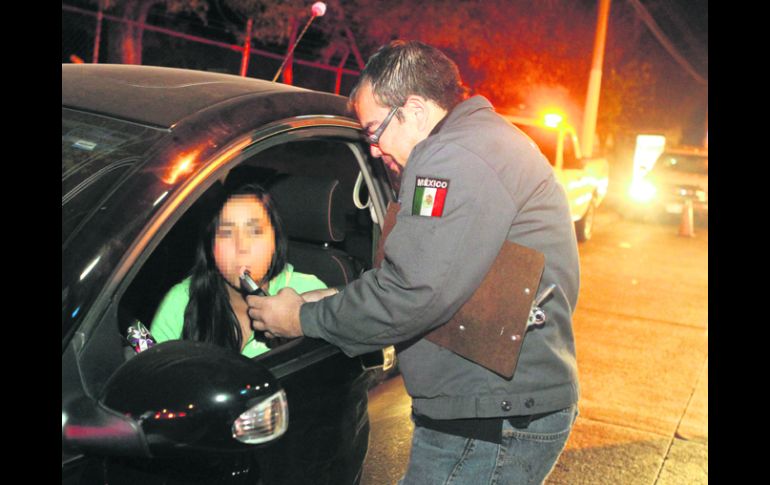 Operativo. Conductores son sometidos a la prueba de la alcoholemia en las calles de Guadalajara.  /