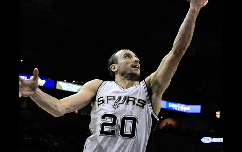 Manu Ginobili convirtió 23 puntos de los 122 anotados por los Spurs. AFP  /