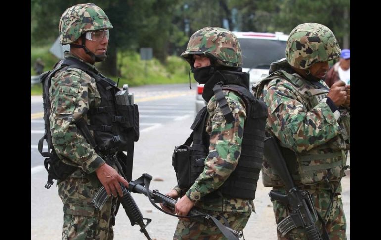 Militares establecieron un perímetro de seguridad en el área para evitar que civiles fueran afectados. ARCHIVO  /