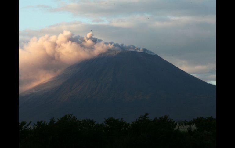 Su erupción provocó el desplazamiento hacia albergues temporales de unas 400 personas. EFE  /