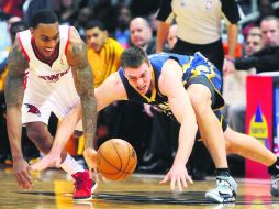 Con todo. Jeff Teague (izq.) y Tyler Hansbrough disputan el balón. AFP  /