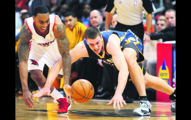 Con todo. Jeff Teague (izq.) y Tyler Hansbrough disputan el balón. AFP  /