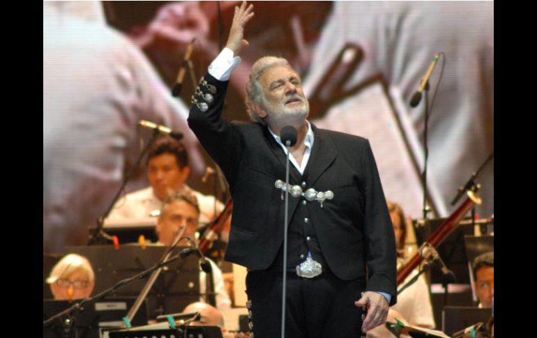 Plácido Domingo se vistió de charro ayer en Acapulco y cantó algunas de las canciones más significativas para el puerto. NOTIMEX  /