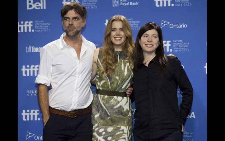 Thomas Anderson, Amy Adams (c) y la productora Joanne Seller posan durante conferencia. ARCHIVO  /