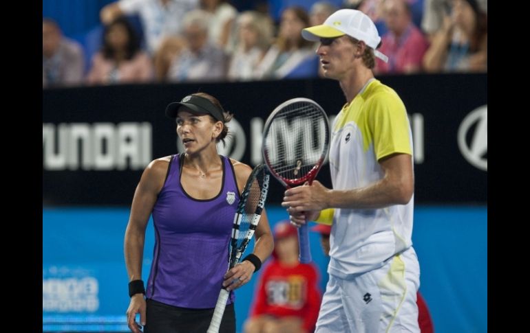 La pareja española ganó el punto al derrotar a Francia en el dobles mixto en dos mangas por un doble 6-3. EFE  /