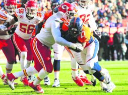 Poder puro. Knowshon Moreno (27) hace un esfuerzo para desplazar a Tamba Hali y anotar un touchdown. REUTERS  /