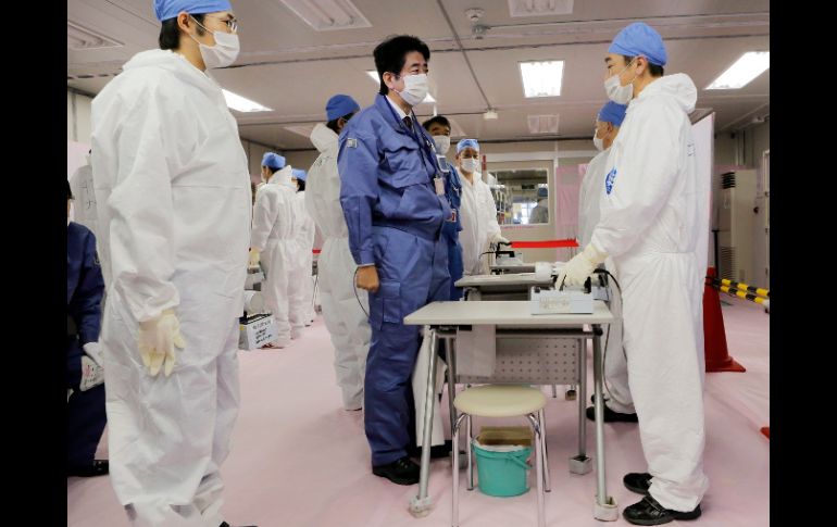 El primer ministro de Japón, Shinzo Abe, en visita de supervisión a la maltrecha planta de Fukushima. AP  /