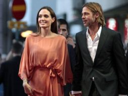 Los actores estadounidenses Angelina Jolie y Brad Pitt están finalizando el diseño del tatuaje. ARCHIVO  /