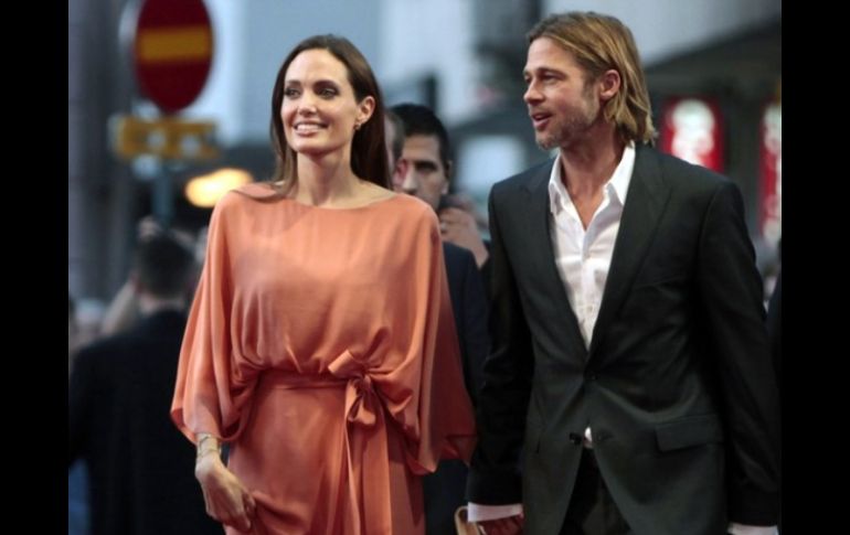 Los actores estadounidenses Angelina Jolie y Brad Pitt están finalizando el diseño del tatuaje. ARCHIVO  /