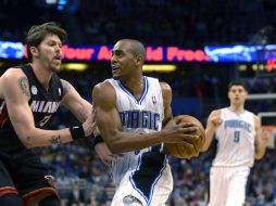 Arron Affalo, al centro, hace un pase detrás del jugador de los Heat de Miami, Mike Miller. AP  /