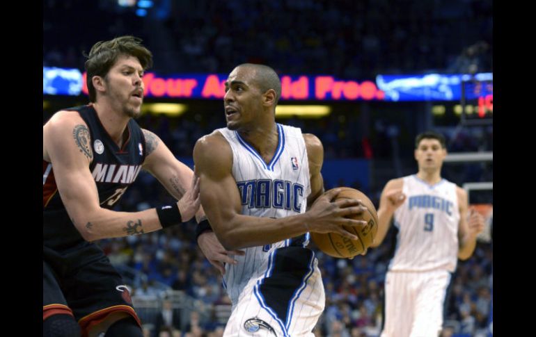 Arron Affalo, al centro, hace un pase detrás del jugador de los Heat de Miami, Mike Miller. AP  /