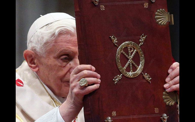 El papa Benedicto XVI oficia la primera misa del año en la Basílica de San Pedro. EFE  /