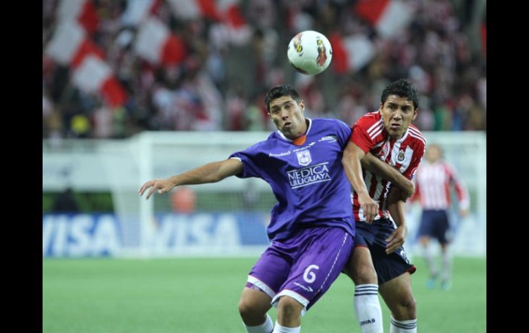 Enfrentamiento de equipos: Defensor Sporting contra Chivas en la Copa Libertadores 2012. ARCHIVO  /