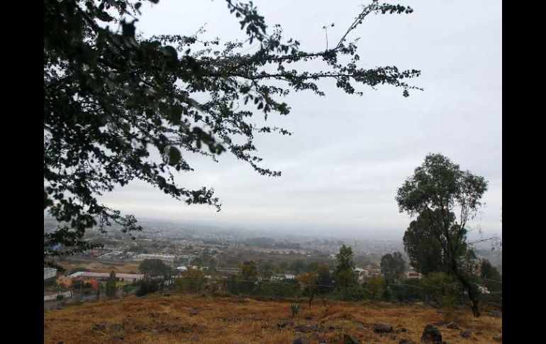 La lluvia pertinaz que ayer se mantuvo en la Zona Metropolitana de Guadalajara ayudó a disipar los contaminantes. ARCHIVO  /