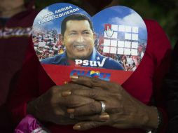 Una mujer porta la imagen de Chávez durante una ceremonia en su honor. REUTERS  /