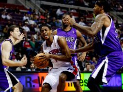 Brandon Knight (c) de los Pistones de Detroit, es rodeado por jugadores de Sacramento. AP  /