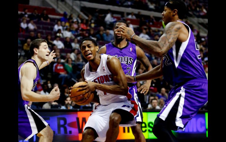 Brandon Knight (c) de los Pistones de Detroit, es rodeado por jugadores de Sacramento. AP  /