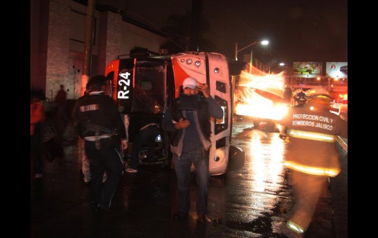 Se presume que por razones desconocidas el conductor subió la unidad a un muro conocido como ''cola de cocodrilo''.  /