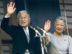 El emperador Akihito (izda) y la empreatriz Michiko (dcha) saludan a los asistentes durante la ceremonia de Año Nuevo. EFE  /