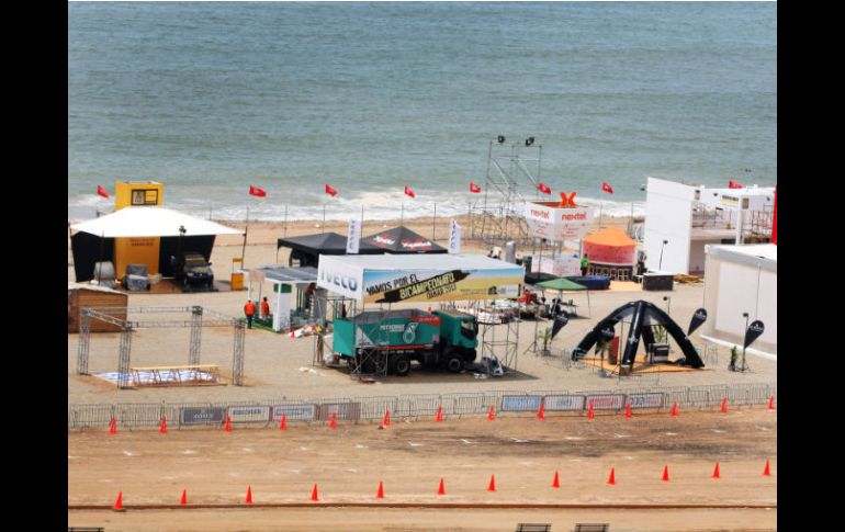 Vista general de una parte del campamento del Rally Dakar en la playa de Magdalena, en Lima. EFE EFE /