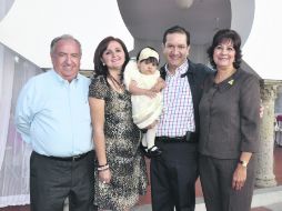 Con la festejada. Carlos Flores, Virna Flores, Carolina Espitia, Gerardo Espitia y Leticia Vaca.  /